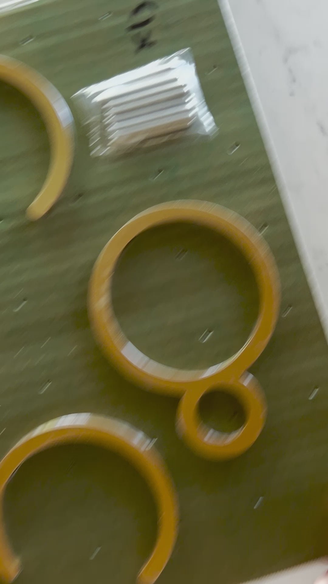 Glam house numbers unpacking in painted gold metal